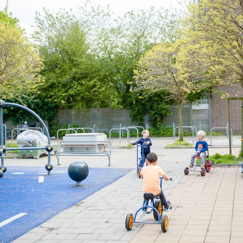kinderen spelen buiten op het plein van de buitenschoolse opvang