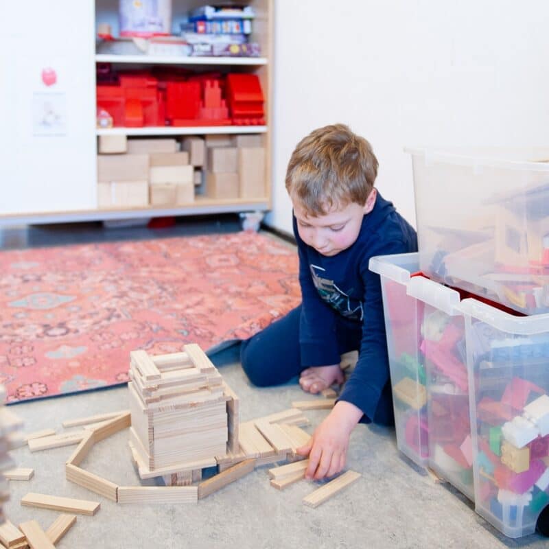 kind speelt met blokken in de buitenschoolse opvang