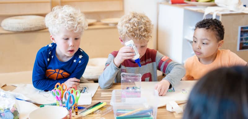 Drie jongens op de bso knutselen